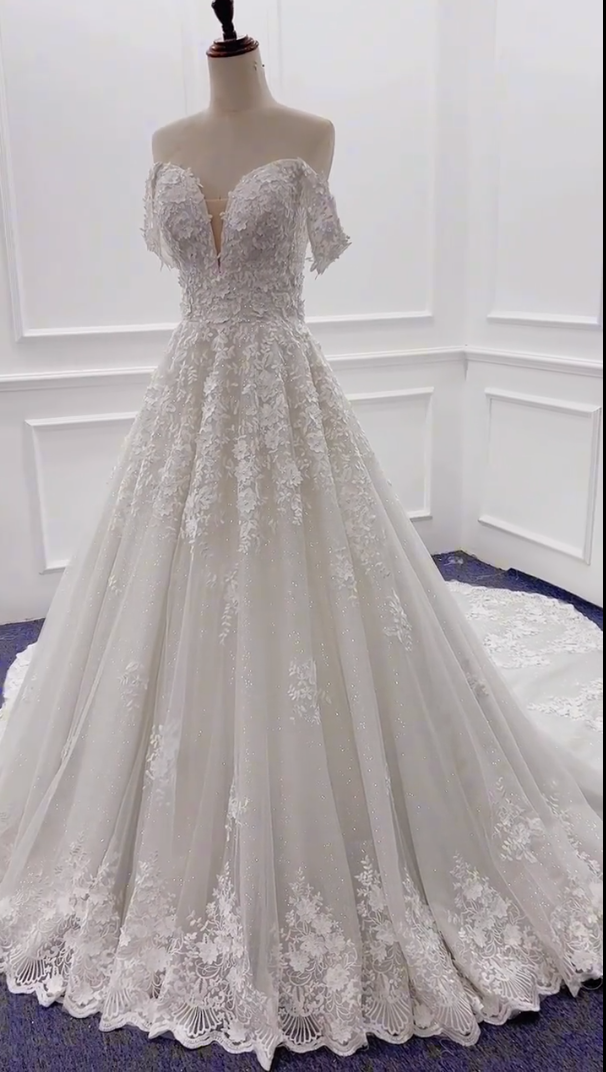 Luxurious off-shoulder V-neck sleeveless A-line lace appliqué wedding dress