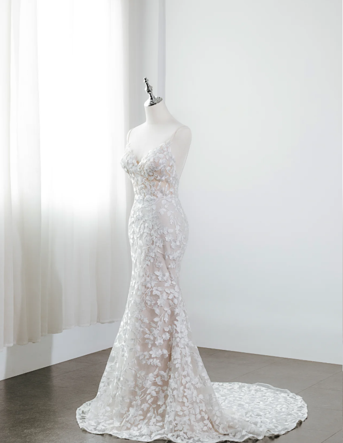 Elegant and romantic spaghetti strap V-neck fishtail flower bush backless lace wedding dress