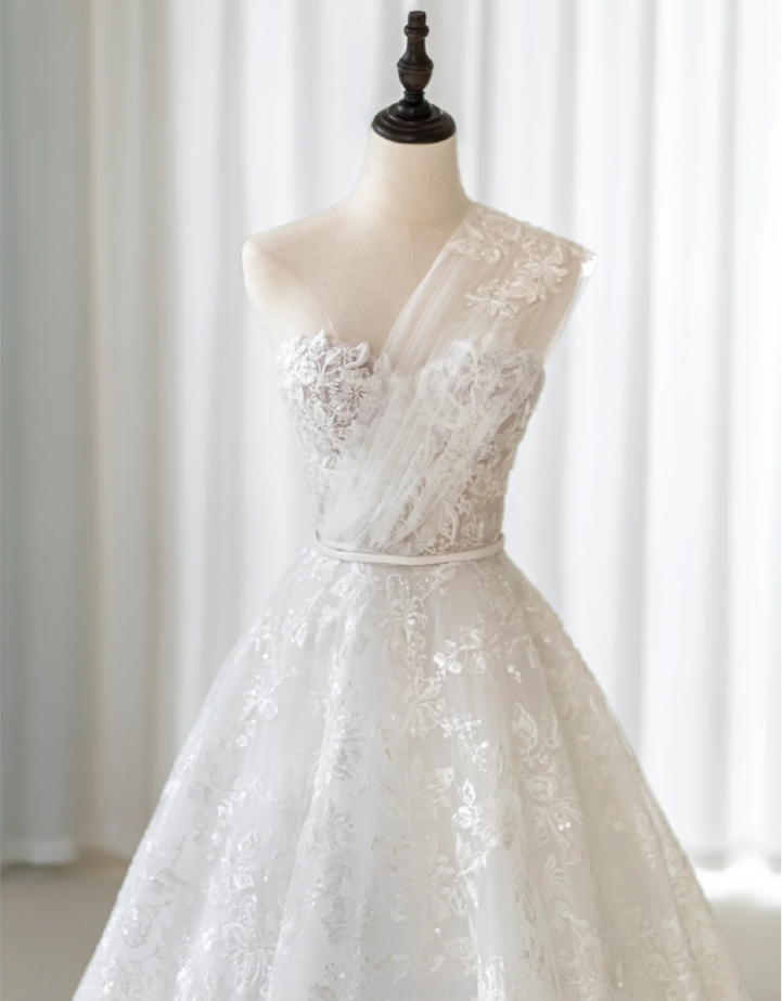 Love Neck Lace Wedding Dress Sleeveless Princess Train Bridal Wedding Dress