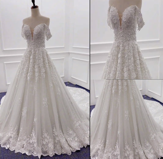 Luxurious off-shoulder V-neck sleeveless A-line lace appliqué wedding dress