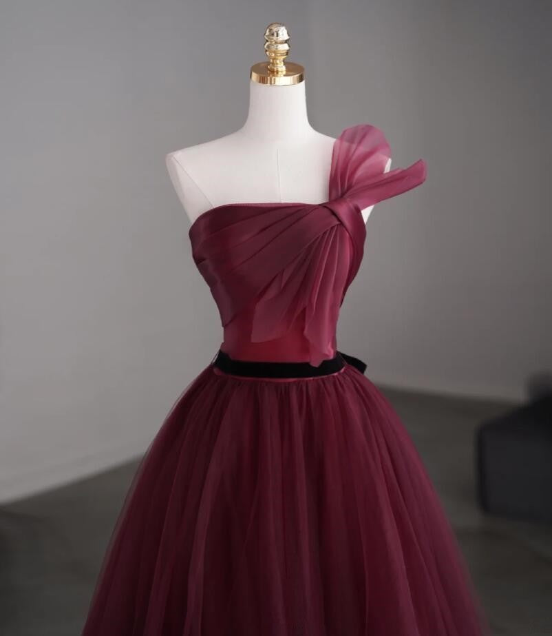 Elegant little butterfly flat chest pleated A-line burgundy lace with black belt beautiful and elegant ball gown