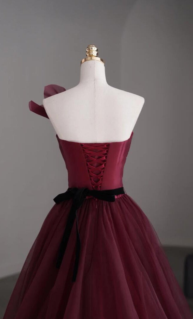 Elegant little butterfly flat chest pleated A-line burgundy lace with black belt beautiful and elegant ball gown