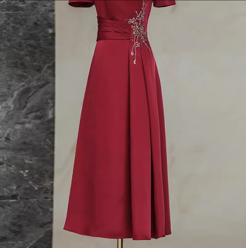 High-end grandma-in-law's wedding banquet outfit, noble, young and stylish, wedding mother's dress, red dress for women, can be worn at ordinary times, autumn dress