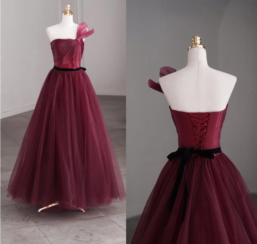 Elegant little butterfly flat chest pleated A-line burgundy lace with black belt beautiful and elegant ball gown